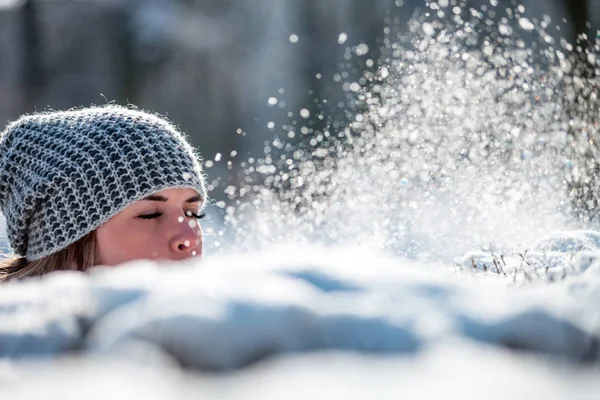Молодая Женщина Выдувающая Снег Зимнем Парке — стоковое фото