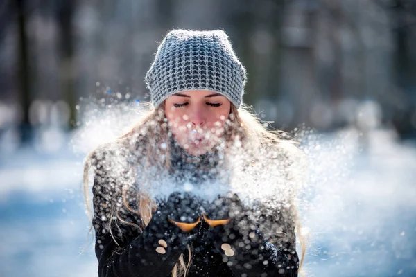 Giovane Donna Che Soffia Neve Nel Parco Invernale — Foto Stock