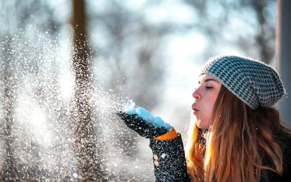 Joven Mujer Soplando Nieve Invierno Parque — Foto de Stock