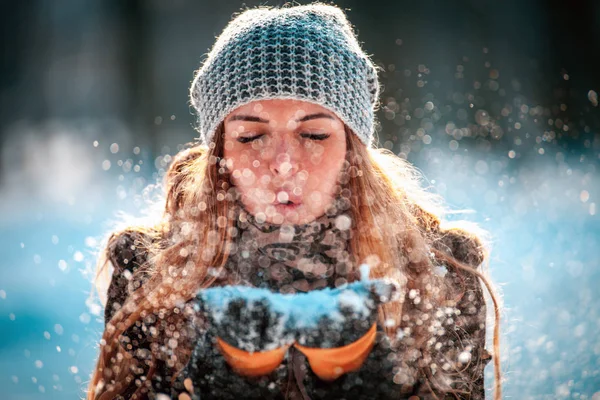 Mladá Žena Foukání Sníh Zimním Parku — Stock fotografie