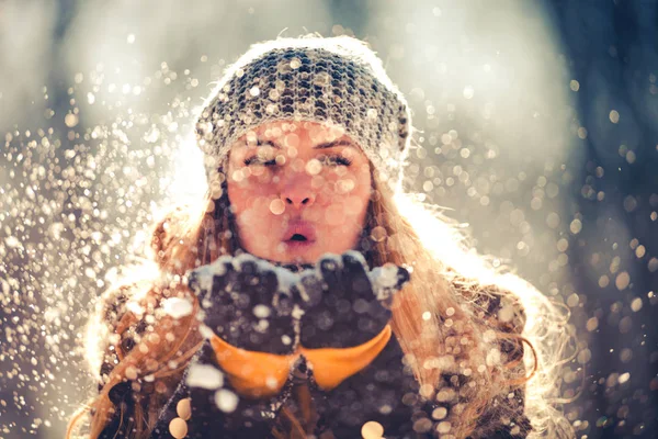 Junge Frau Pustet Schnee Winterpark — Stockfoto