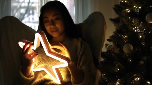 Joven Asiática Mujer Cerca Árbol Navidad Celebración Estrella Decoración Luz — Vídeo de stock