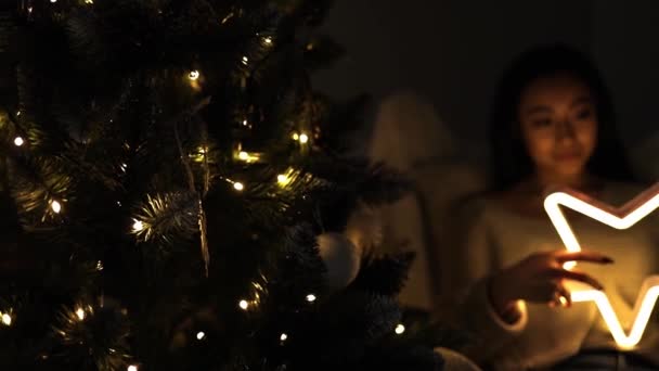 Giovane Donna Asiatica Vicino All Albero Natale Con Stella Decorazione — Video Stock