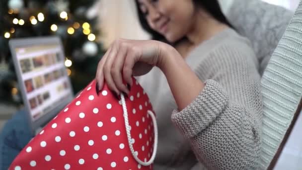 Feliz Chica Asiática Compras Línea Con Ordenador Portátil Sentado Fondo — Vídeo de stock