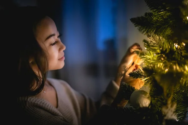 Mooi aziatisch meisje in kerst versierd huis 's avonds — Stockfoto
