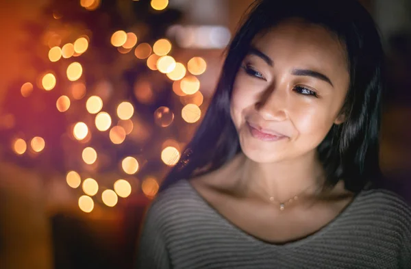 Hermosa chica asiática en Navidad decorado en casa por la noche —  Fotos de Stock