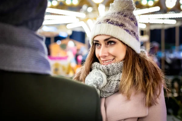 Liebespaar besucht abends den geschmückten Weihnachtsmarkt — Stockfoto