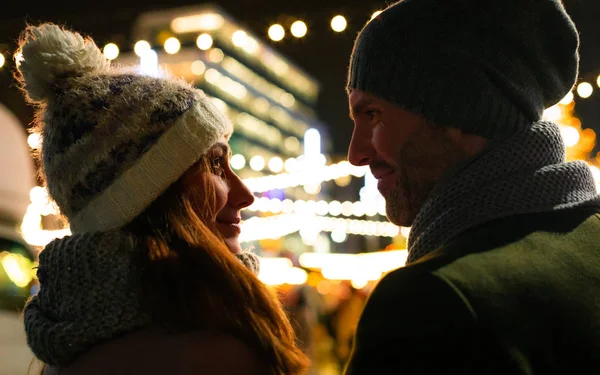 Couple aimant visite le marché de Noël décoré pendant la soirée — Photo