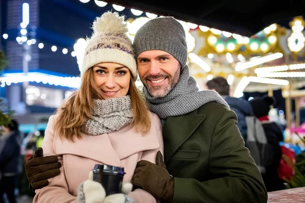 Liebespaar besucht abends den geschmückten Weihnachtsmarkt — Stockfoto