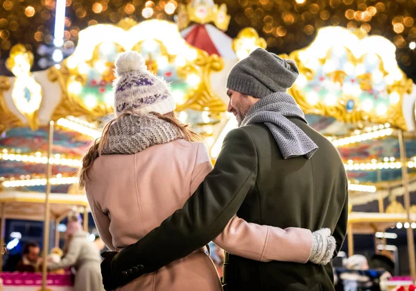 Couple aimant visite le marché de Noël décoré pendant la soirée — Photo