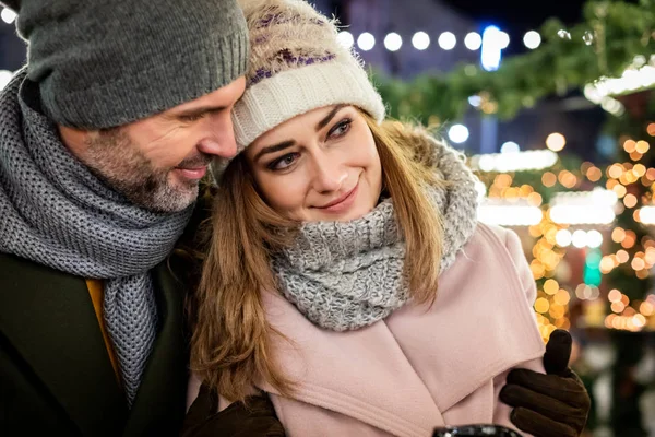 Süßes Paar verbringt am Abend Zeit zusammen auf dem Weihnachtsmarkt — Stockfoto