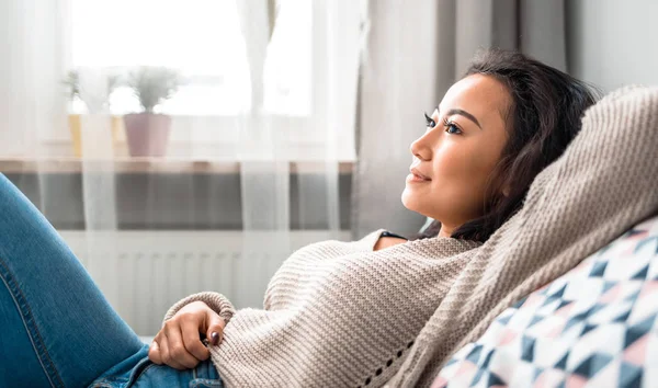 Aziatisch meisje thuis diep in gedachten denken en planning — Stockfoto