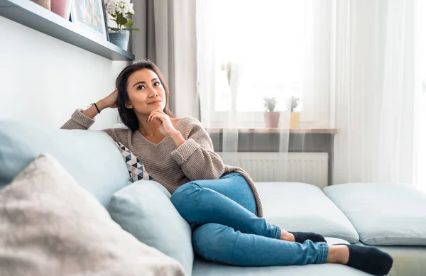 Asiática chica en casa profundo en pensamientos pensamiento y planificación —  Fotos de Stock