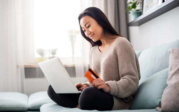 Azji dziewczyna dokonywania płatności online za pomocą laptopa na zakupy w domu — Zdjęcie stockowe