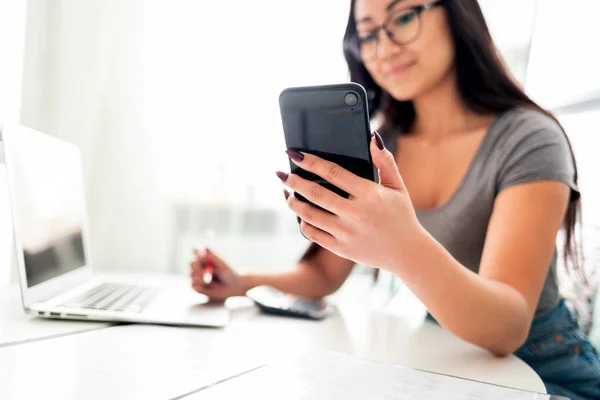 Donna asiatica che utilizza app per smartphone e laptop per calcolare le tasse di finanza del budget domestico — Foto Stock