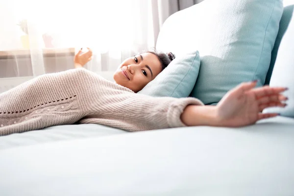 Tempo libero a casa, donna asiatica di umore positivo rilassarsi sul divano — Foto Stock