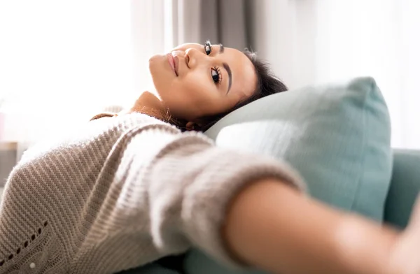 Tempo libero a casa, donna asiatica di umore positivo rilassarsi sul divano — Foto Stock
