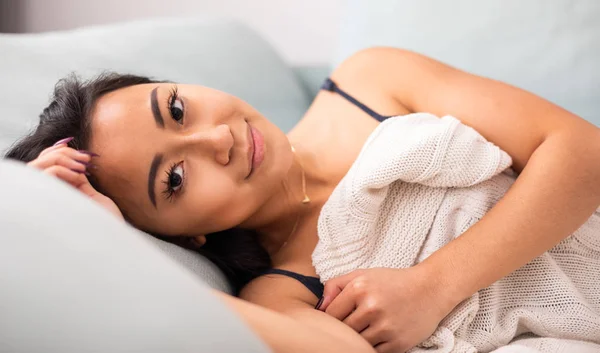 Relaxado asiático jovem mulher deitado na cama em casa — Fotografia de Stock