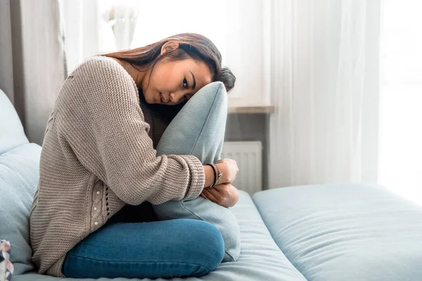 Infeliz solo deprimido asiático mujer en sofá en casa — Foto de Stock