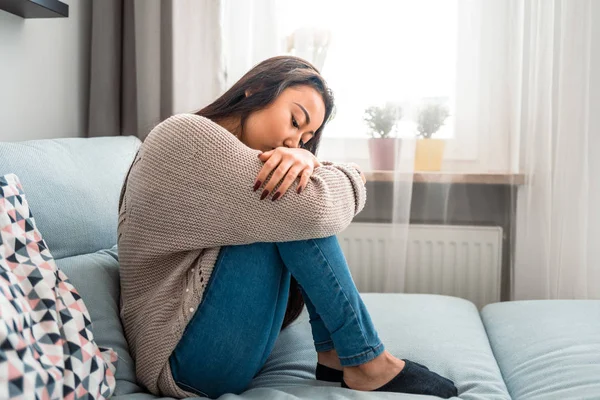 Boldogtalan, magányos, depressziós ázsiai nő otthon a kanapén — Stock Fotó