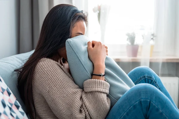 Нещаслива самотня пригнічена азіатка на дивані вдома — стокове фото