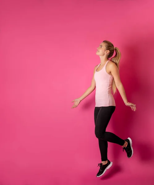 Jovem Mulher Apto Pulando Fundo Rosa Com Espaço Cópia — Fotografia de Stock