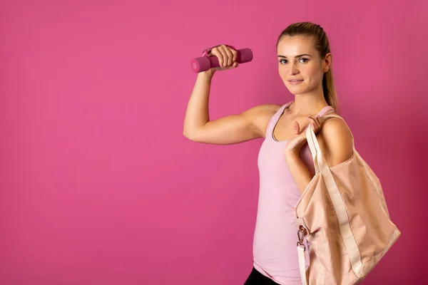 Giovane Donna Forma Che Tiene Manubrio Sfondo Rosa — Foto Stock