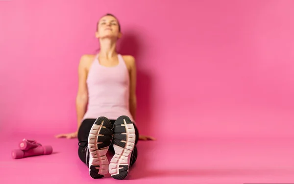 Jonge Atletische Vrouw Zittend Roze Achtergrond Met Kopieerruimte — Stockfoto