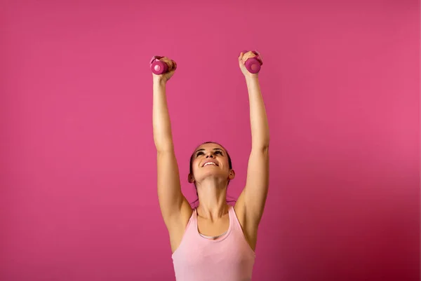 Attraktive Fitness Frau Mit Hanteln Auf Rosa Hintergrund — Stockfoto