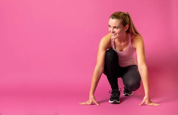 Vrouw Roze Achtergrond Bij Het Beginnen Met Kopieerruimte Stockfoto