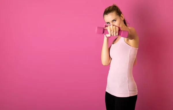 Atractiva Mujer Fitness Sosteniendo Pesas Sobre Fondo Rosa — Foto de Stock