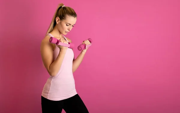 Aantrekkelijke Fitness Vrouw Met Dumbells Roze Achtergrond Stockfoto