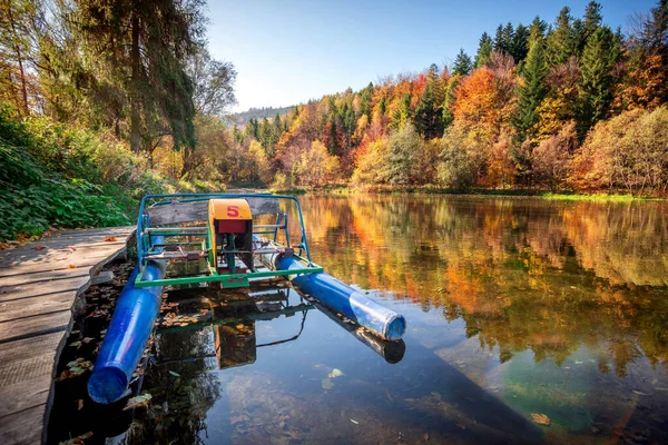 Herfstmeer Bij Kleurrijke Bergen Met Vintage Waterfiets — Stockfoto