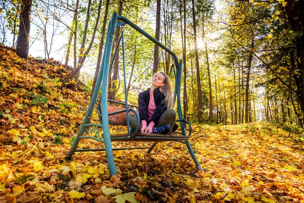 Jeune Femme Sur Swing Dans Belle Forêt Automne — Photo