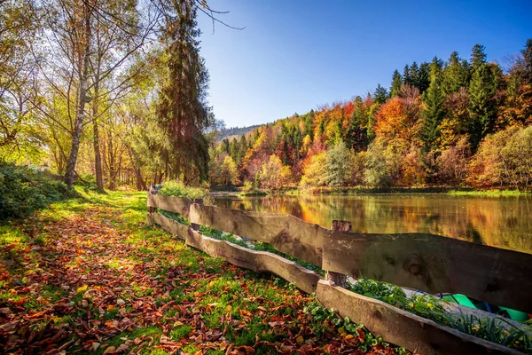 Neuvěřitelná Podzimní Krajina Jezerem Horami — Stock fotografie