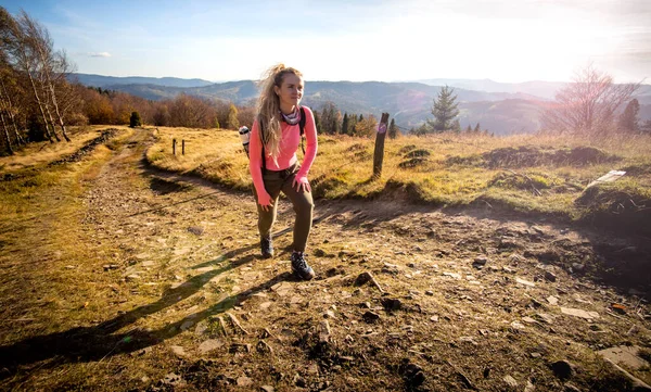 Hiker Young Woman Backpack Rises Mountain Top Mountains Landscape Background — Stock Photo, Image