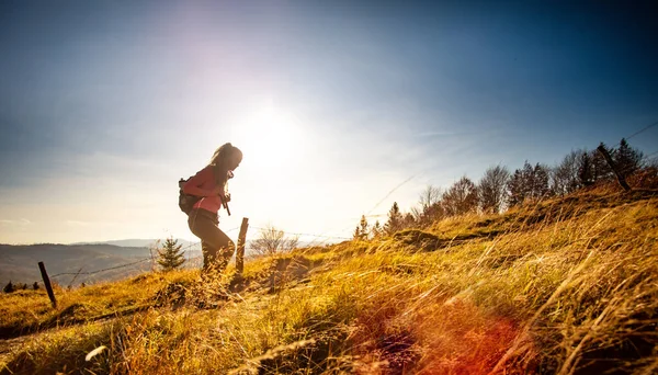 Escursionista Giovane Donna Con Zaino Sale Cima Alle Montagne Paesaggio — Foto Stock