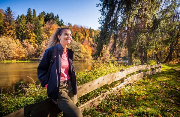 Queda Menina Caminhante Outono Montanhas Com Mochila Para Camping Viagem — Fotografia de Stock