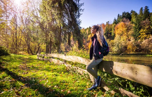 Queda Menina Caminhante Outono Montanhas Com Mochila Para Camping Viagem — Fotografia de Stock