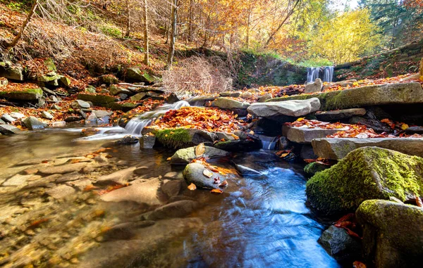 美丽的瀑布落在秋天的山中 — 图库照片