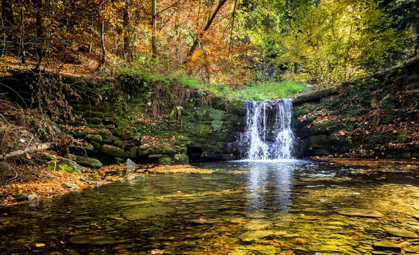Krásný Vodopád Hoře Podzimní Krajině — Stock fotografie