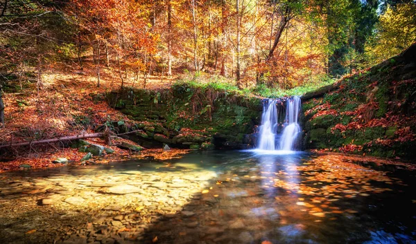 Schöner Wasserfall Berg Herbstlicher Landschaft — Stockfoto