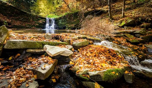 Krásný Vodopád Hoře Podzimní Krajině — Stock fotografie