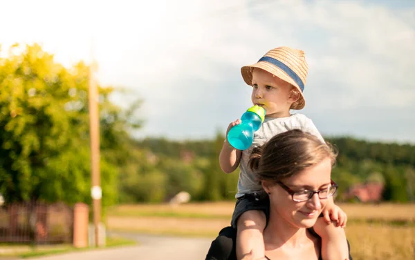 Klein Kind Zitten Piggyback Zijn Moeder Terug Tijdens Wandeling Outdoor — Stockfoto