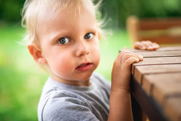 Porträtt Liten Pojke Står Nära Bordet Utomhus — Stockfoto