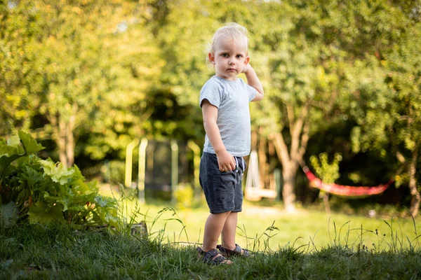 Porträt Eines Kleinen Jungen Beim Spielen Hinterhof — Stockfoto