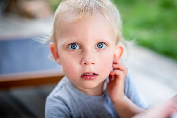 Portret Van Een Schattig Jongetje Met Blond Haar Blauwe Grijze — Stockfoto