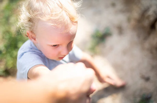 Eltern Halten Hand Von Kleinem Kind Beim Spaziergang Freien — Stockfoto