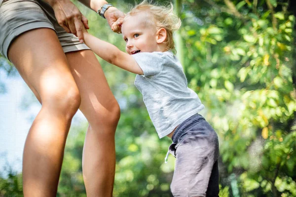 Kleines Kind Mit Seiner Mutter Spielt Auf Trampolin Garten — Stockfoto