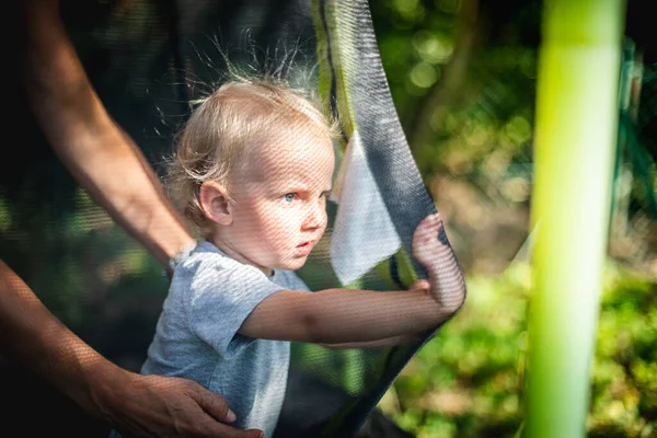 Малыш Мамой Играют Батуте Открытом Воздухе Заднем Дворе — стоковое фото